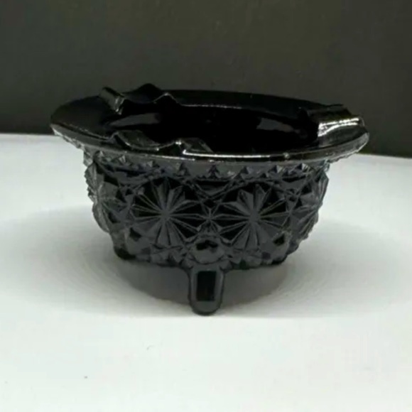 L. E. Smith Other - L. E. Smith  Black Amethyst Daisy Button Cigarette Ashtray